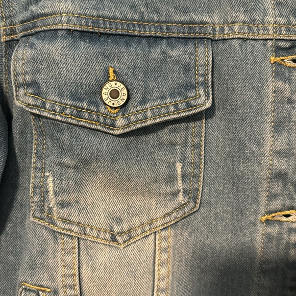 NWT Jean jacket, slight distressing, thick good quality - Picture 3 of 4